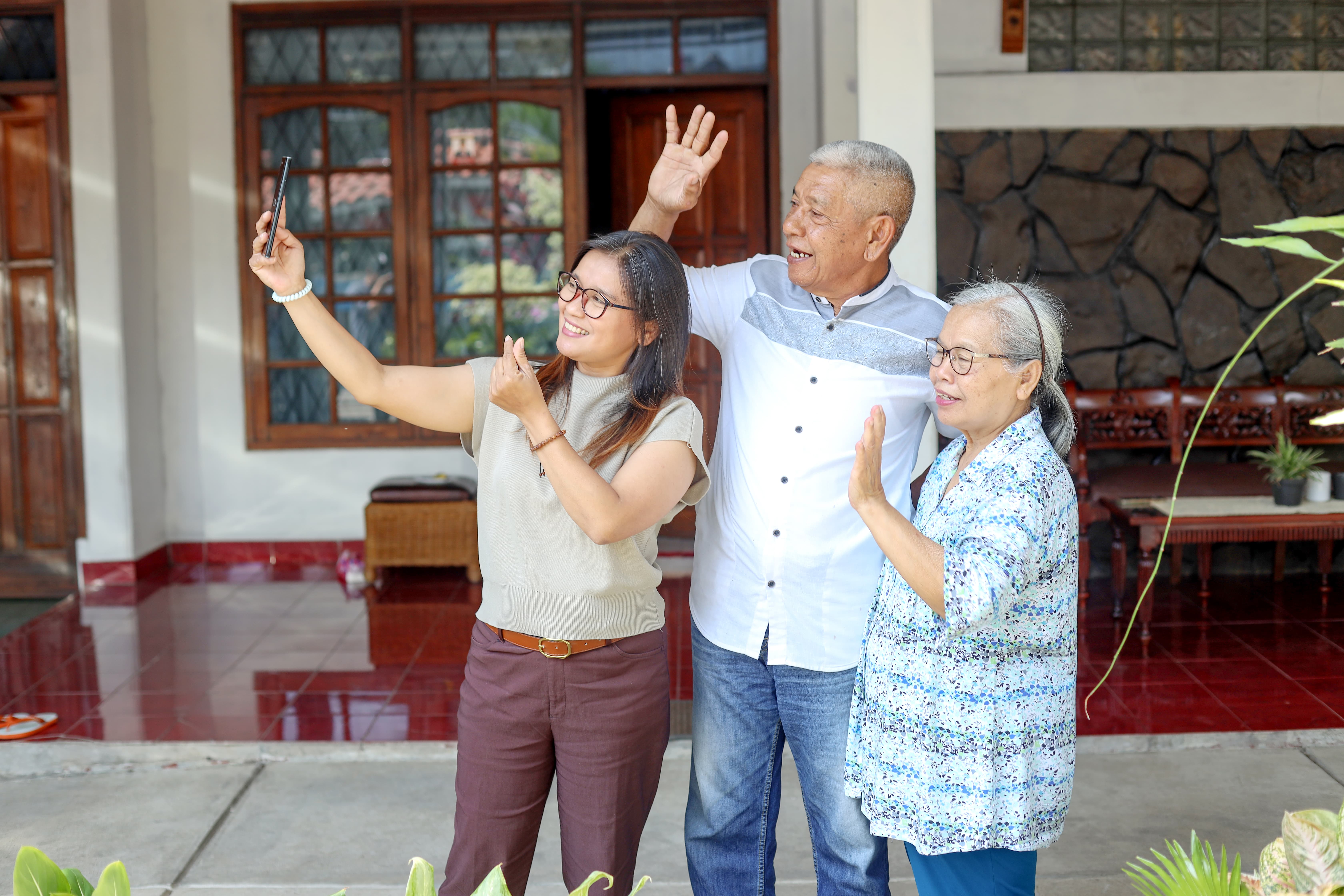 Familia contactando a Casa Elemental por WhatsApp