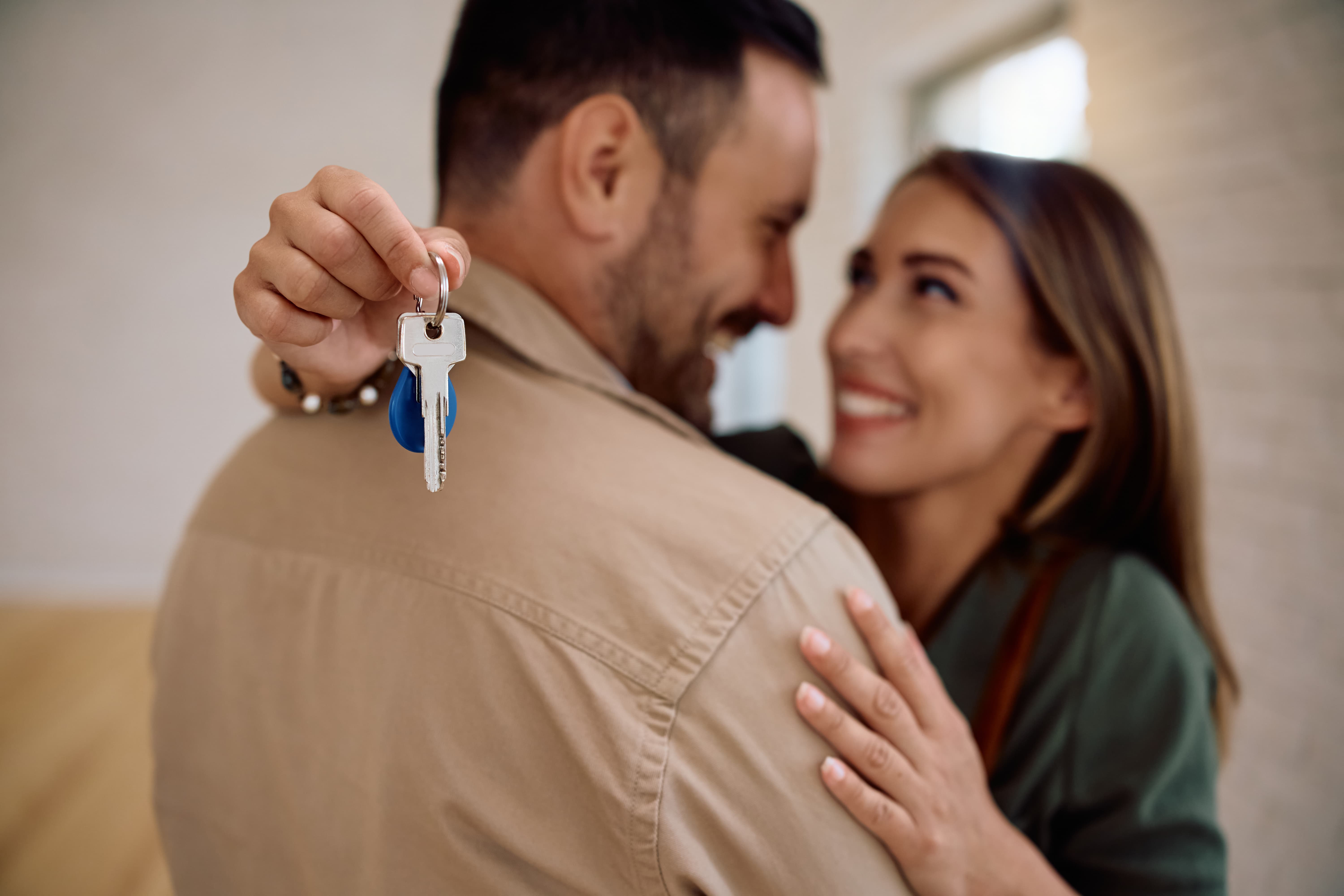 Pareja feliz vendiendo casa con adeudo Infonavit Monterrey