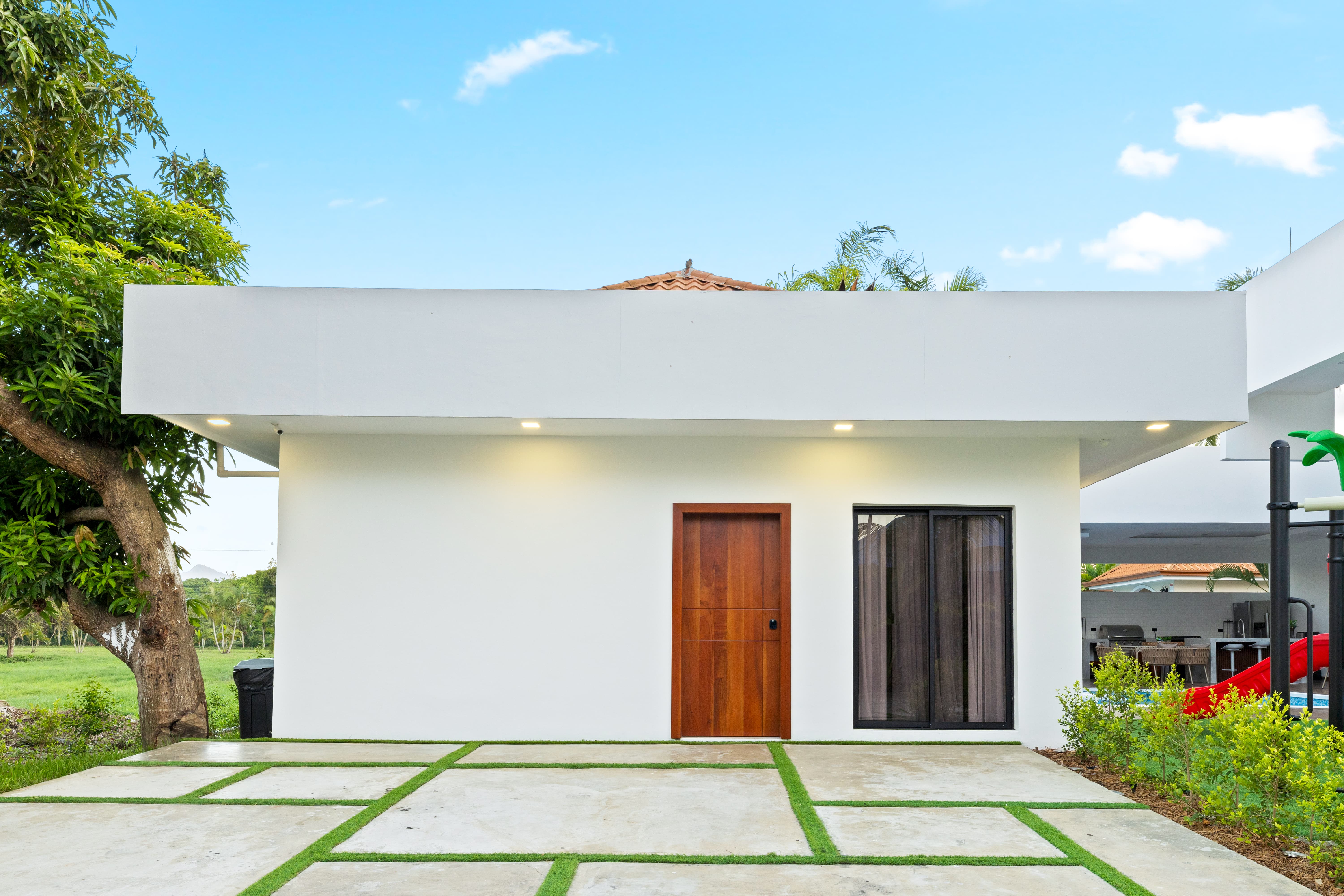 Casa remodelada moderna después del flipping