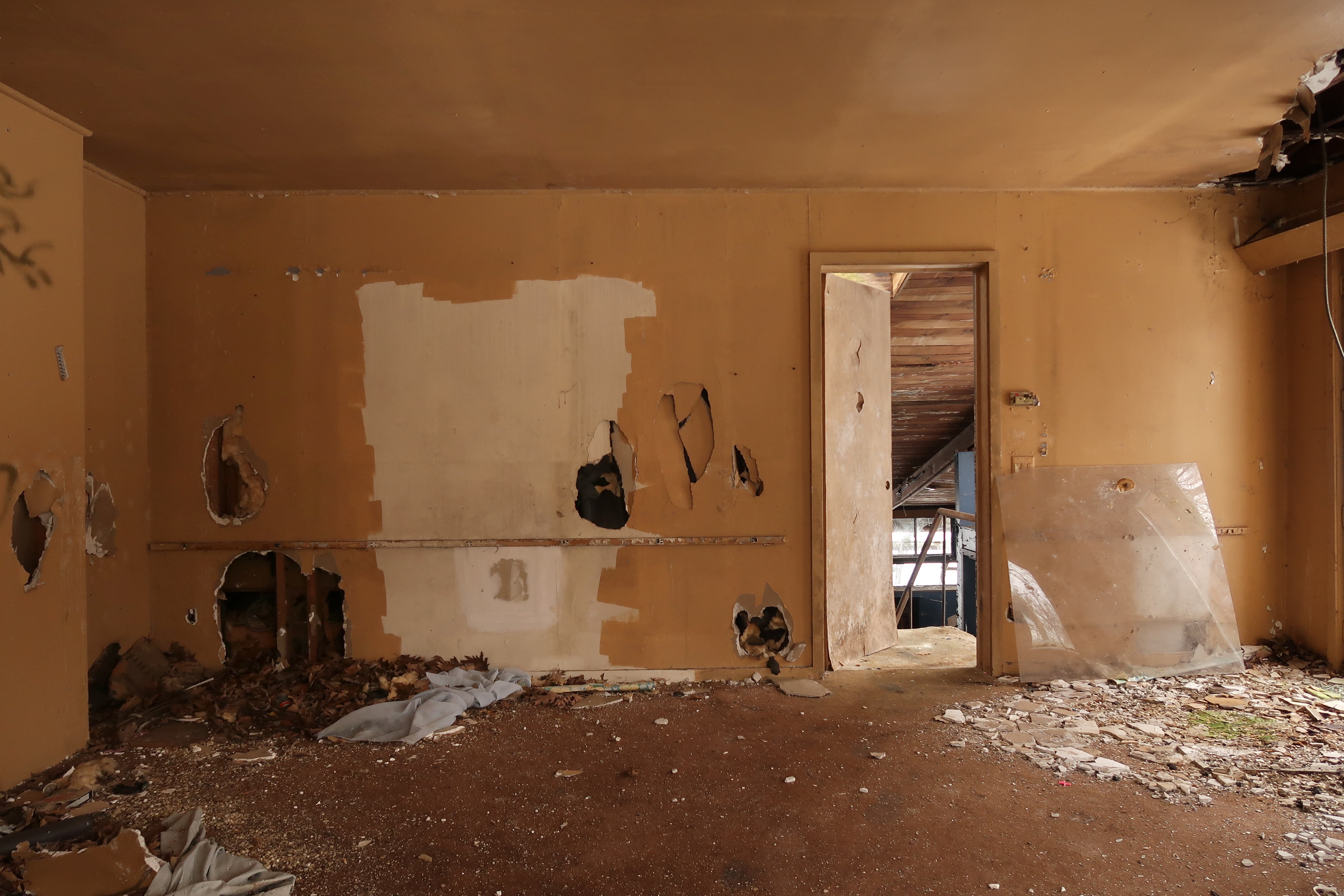 Casa abandonada deteriorada antes de la remodelación