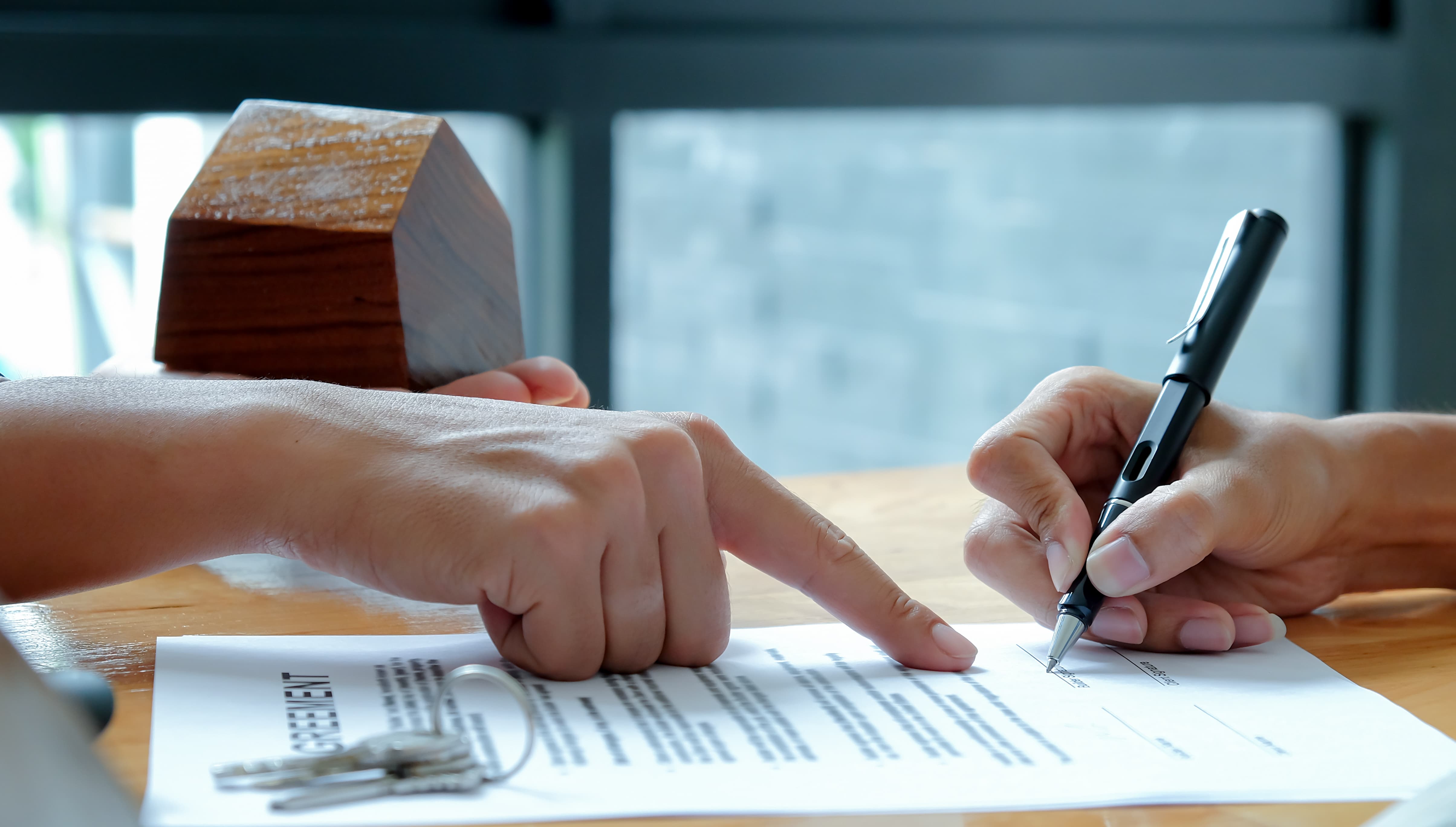 Firma de acuerdo para vender casa con problema legal en Monterrey